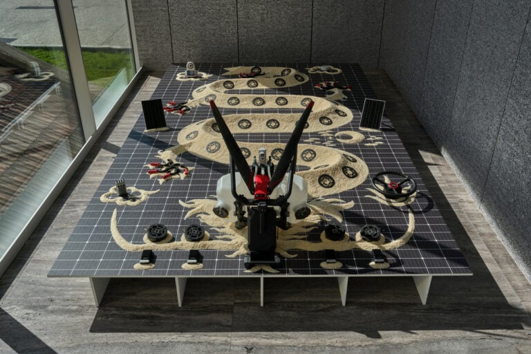 Cao Fei, Land Cerimony, installazione con riso, componenti di droni XAG, 2026. Opera prodotta da Fondazione Prada in occasione della mostra &ldquo;Dash&rdquo;