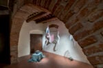 L’artista del Kenya rivelazione all’ultima Biennale è in mostra alla casa di Masaccio in Toscana