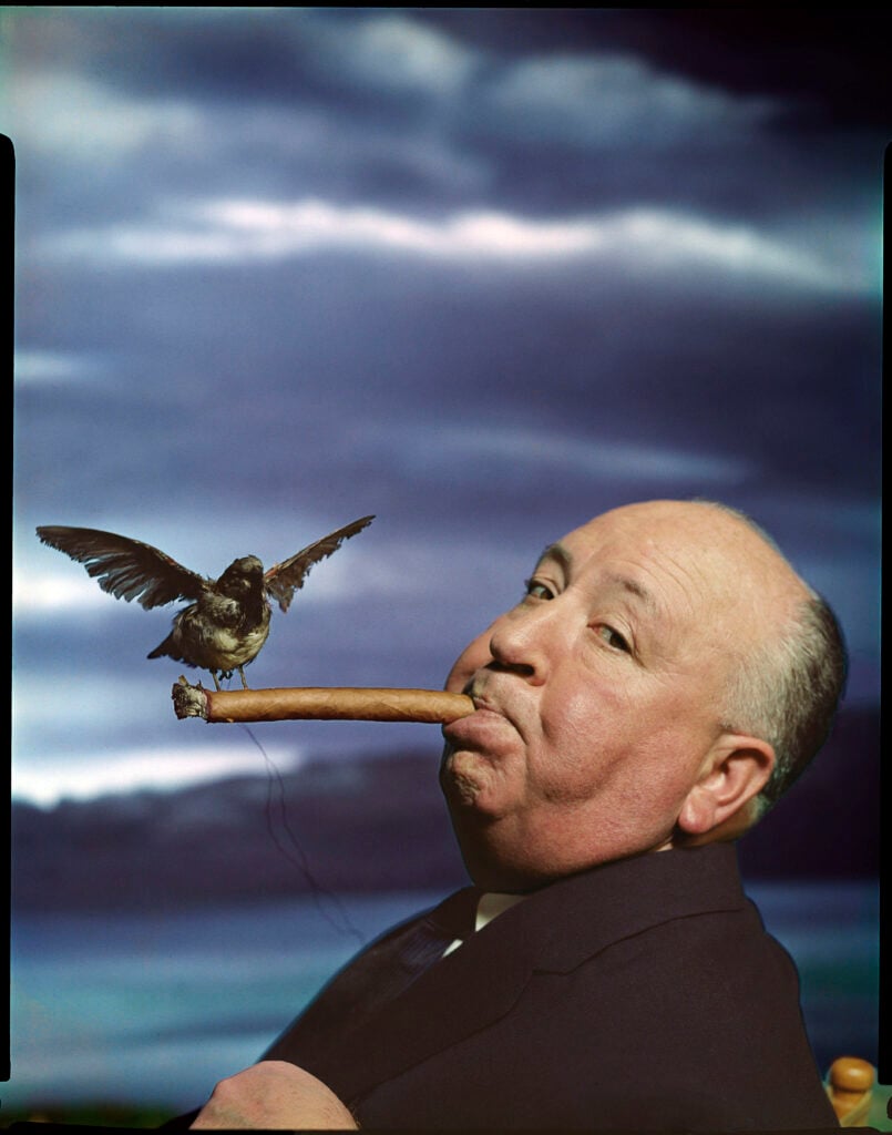 Il regista Alfred Hitchcock sul set del film Gli uccelli, 1962. &copy; Philippe Halsman Archive 2025