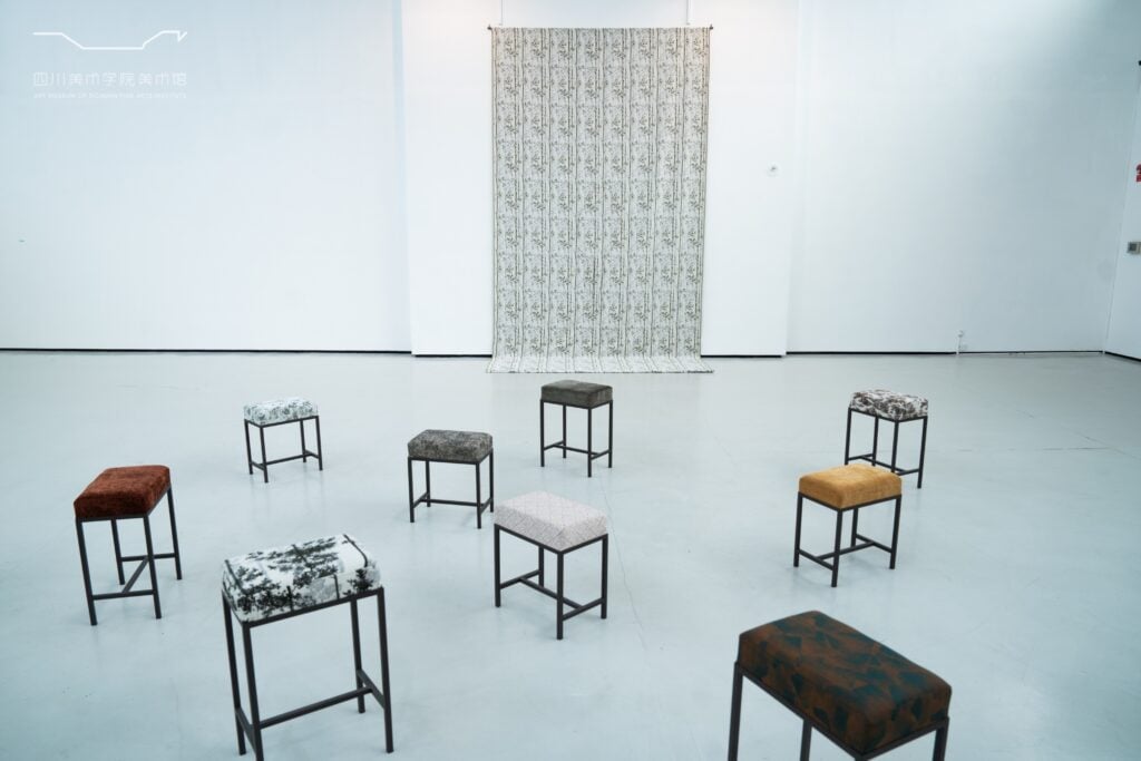 Incolume tra le cose. Sala centrale. Ricamo, ricamo su tessuto, 2026; Piazza, installazione ferro verniciato e cuscini rivestiti in tessuto, 2026; Pi&egrave;ce, installazione sonora, audio digitale, Alessandro Tomei sax, 2010. Foto credit: Sichuan Fine Arts Institute Art Museum