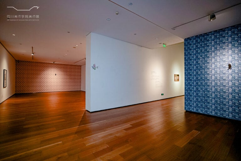 Veduta di Incolume tra le cose. Tutto m&rsquo;intenerisce e tutto mi ferisce, installazione, stampa digitale, 2023/2026; Autoscatti Villa Medici, fotografia analogica, 2001. Foto credit: Sichuan Fine Arts Institute Art Museum