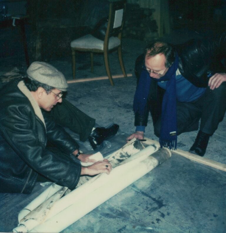 Enzo Cannaviello e Sigmar Polke nel suo studio di Colonia scelgono i lavori per la mostra, 1982