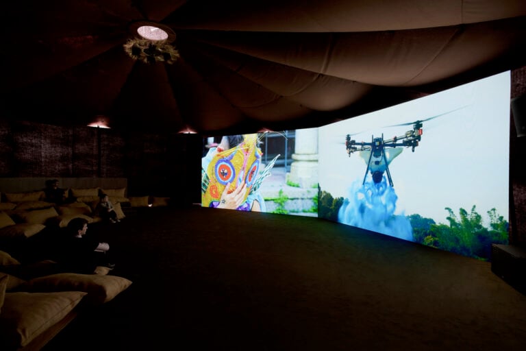 Cao Fei, interno della tenda centrale con proiezione del film "Dash", 2026. Ph: Marta Marinotti e Federico Floriani. Courtesy Fondazione Prada