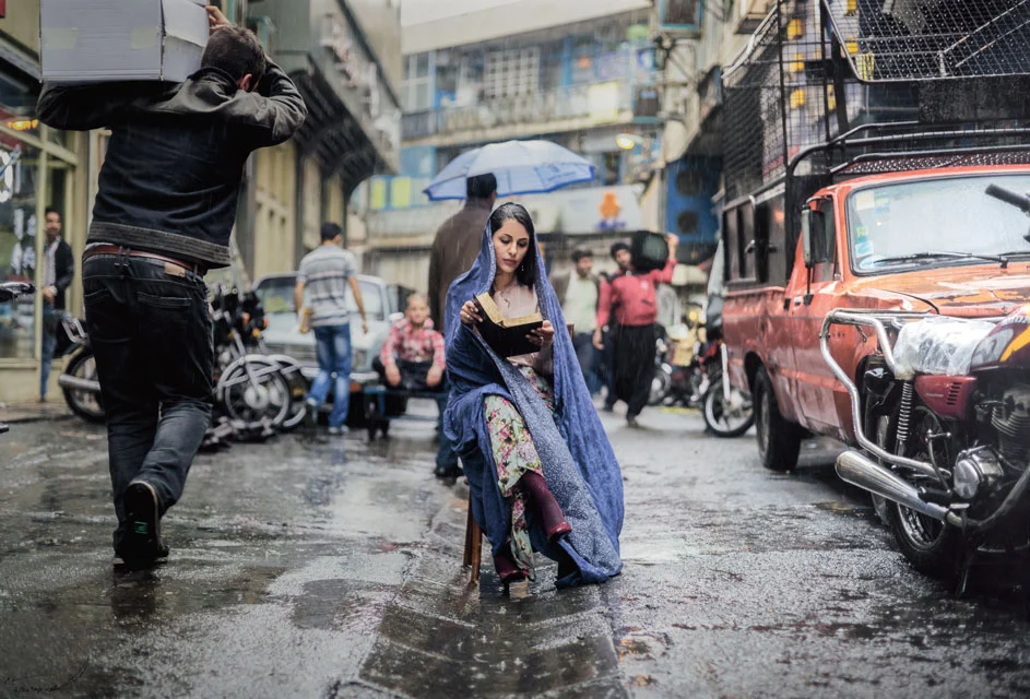 Maryam Firuzi, Reading on Teheran Streets, 2017. Courtesy of Pier Luigi Gibelli, Maryam Firuzi