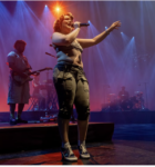 Lola Young in concerto benessere sessuale