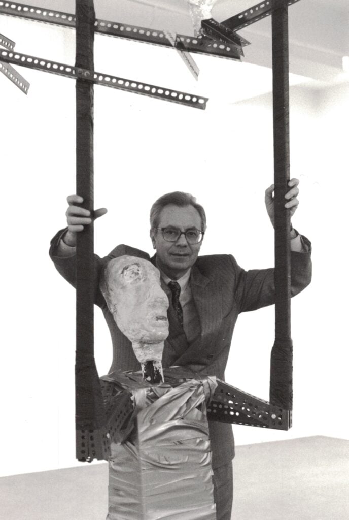Enzo Cannaviello con una scultura di Martin Disler, 1994