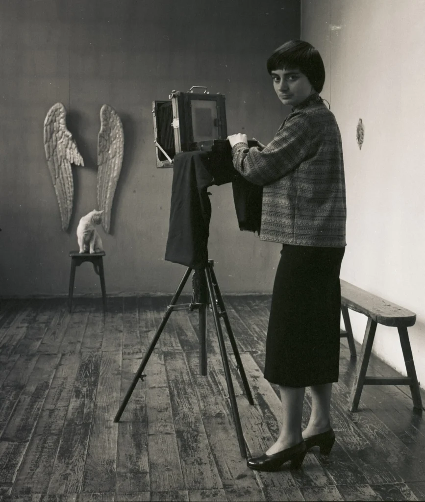 Agn&egrave;s Varda, Autoritratto nel suo studio, rue Daguerre, Parigi 14, 1956 &copy; Succession Agn&egrave;s Varda