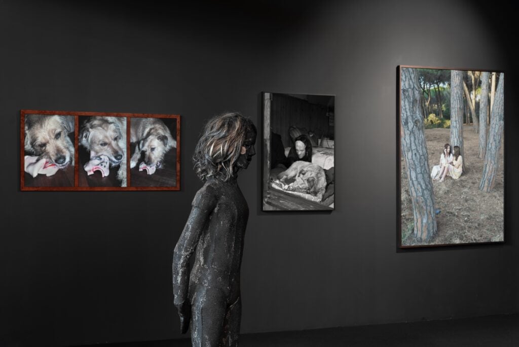 L’immaginario di un’artista polacca in bilico tra fiction e realtà in mostra a Roma 