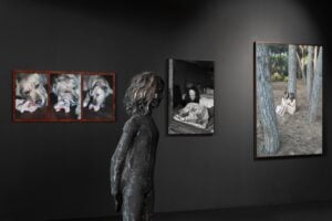 L’immaginario di un’artista polacca in bilico tra fiction e realtà in mostra a Roma 