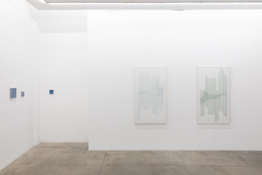 Porzioni di materia definiscono microarchitetture: le opere di Anneke Eussen in una galleria di Bologna