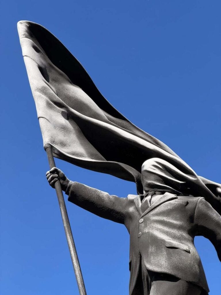 Статуя, появившаяся на Ватерлоо-Плейс в Лондоне