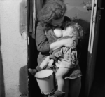 Werner Bischof, Madre che allatta