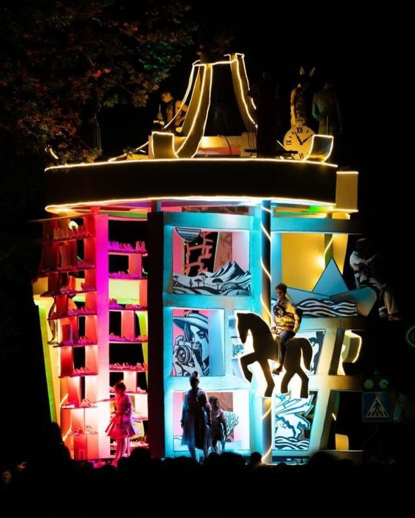 La sfilata dei carri di gesso e di pensiero di Casola Valsenio