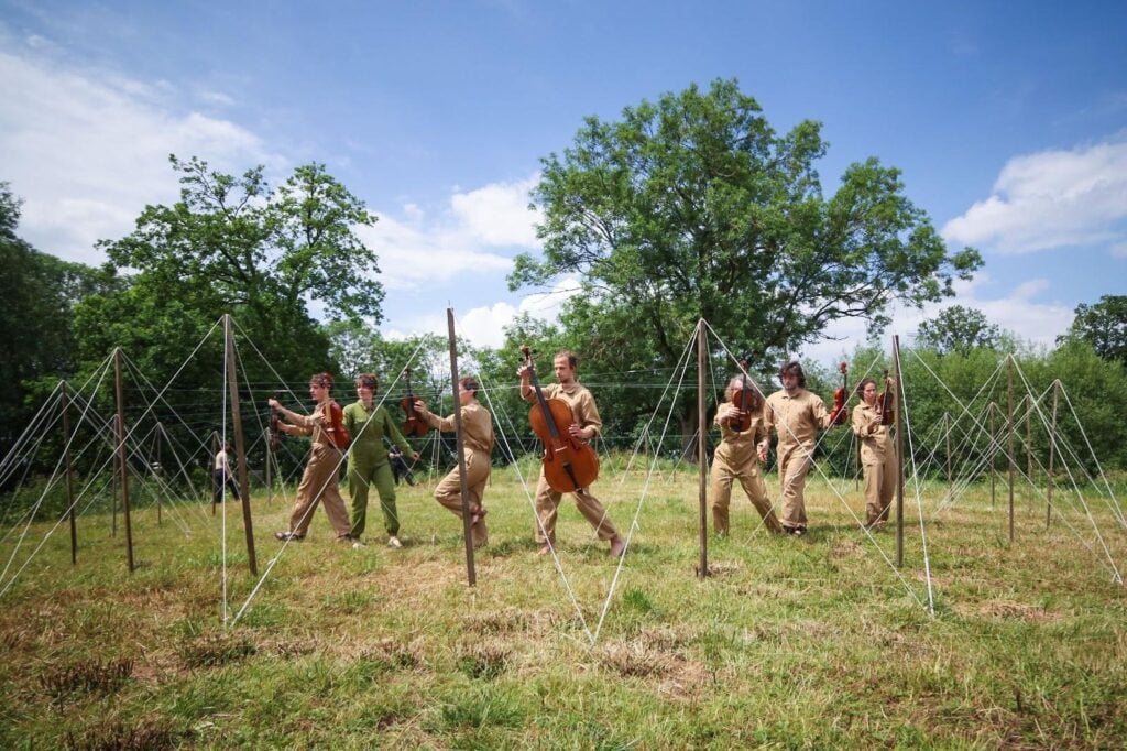 Circle shaped bow - Noa Schouten