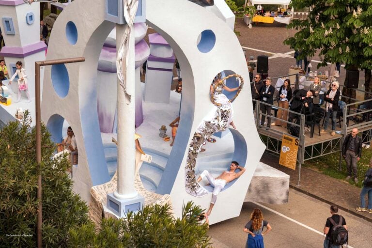 La sfilata dei carri di gesso e di pensiero nel 2025. Photo Salvatore Garbo