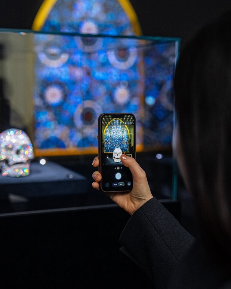 Lo studio del celebre artista Damien Hirst &egrave; stato ricreato a Seoul per una grande mostra a lui dedicata (c&rsquo;&egrave; pure il pavimento originale)