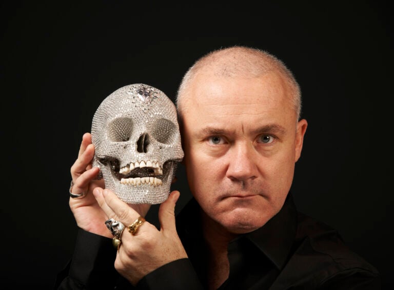 Lo studio del celebre artista Damien Hirst &egrave; stato ricreato a Seoul per una grande mostra a lui dedicata (c&rsquo;&egrave; pure il pavimento originale)