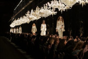 Intervista al creativo belga grande ideatore di sfilate di moda. Storia di Étienne Russo 