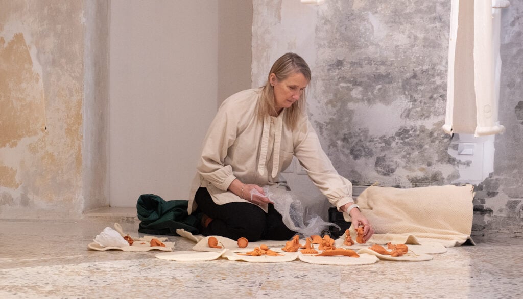 Lucy Orta, Trame di Comunit&agrave;, Installation view a CasermArcheologica, ph. Ilvio Gallo