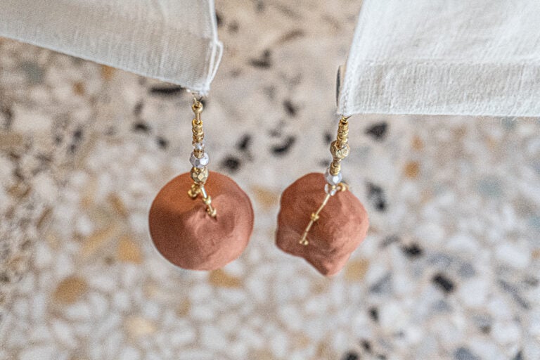 Lucy Orta, Trame di Comunit&agrave;, Installation view a CasermArcheologica, ph. Ilvio Gallo