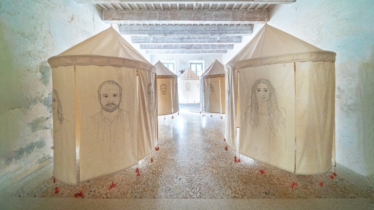 Lucy Orta, Trame di Comunit&agrave;, Installation view a CasermArcheologica, ph. Ilvio Gallo