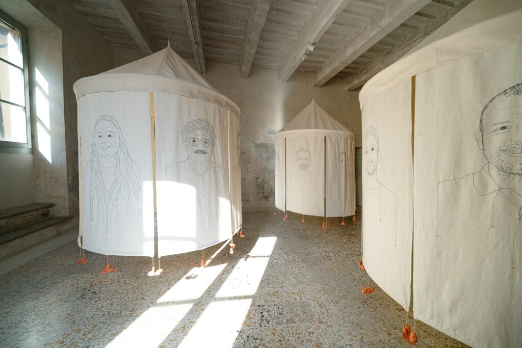 La mostra della grande artista Lucy Orta in un palazzo storico recuperato a San Sepolcro