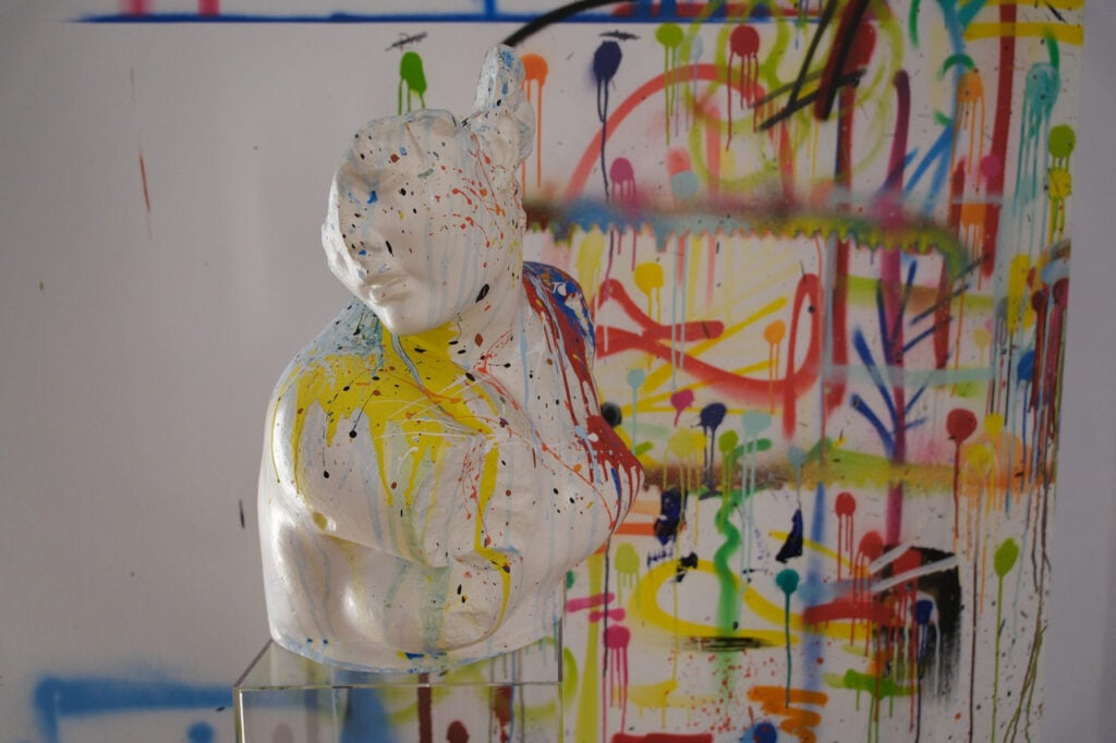 L’artista ed ex pugile Omar Hassan che è in mostra a Roma coi suoi gesti forti 