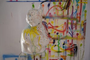 L’artista ed ex pugile Omar Hassan che è in mostra a Roma coi suoi gesti forti 