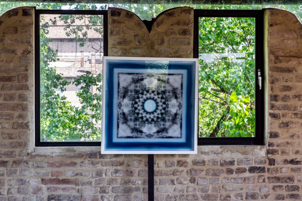 Duo ES. О возвышенном, вид инсталляции, Торрионе Висконтео, Парма, 2026 год.