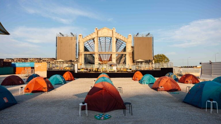 A Milano è spuntato un grande campeggio gratuito per gli studenti che vogliono seguire la Design Week