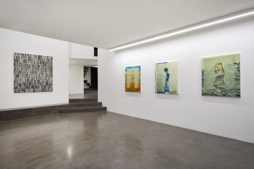 Fragilità e resistenza di un’artista dell’Iran in mostra a Roma