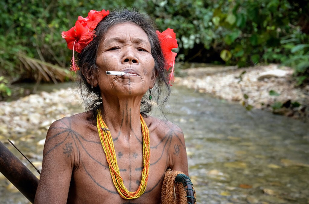 Femme de la tribu animiste Mentawa&iuml; (ou &laquo;&nbsp;Hommes fleurs&nbsp;&raquo;), &icirc;les de Mentawa&iuml; au large de Sumatra, Indon&eacute;sie, 2015. Ph: Marion Staderoli