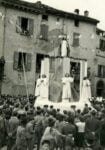 La sfilata dei carri di gesso e di pensiero a Casola Valsenio. Photo d'epoca