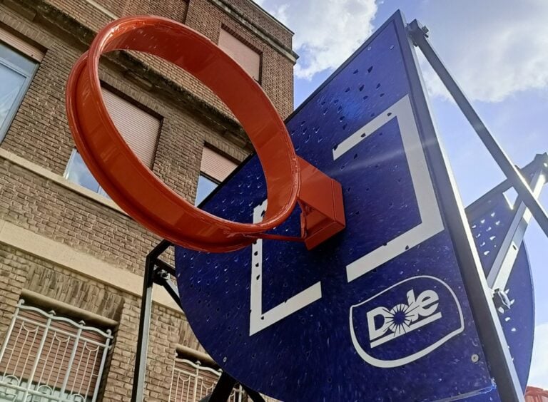 Due artisti americani hanno inventato un campo da basket a pedali che ora arriva a Milano per rigenerare le periferie