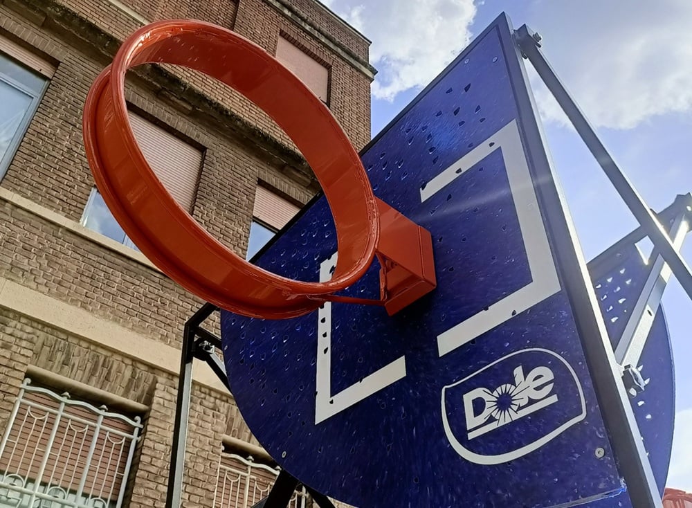 Due artisti americani hanno inventato un campo da basket a pedali che ora arriva a Milano per rigenerare le periferie