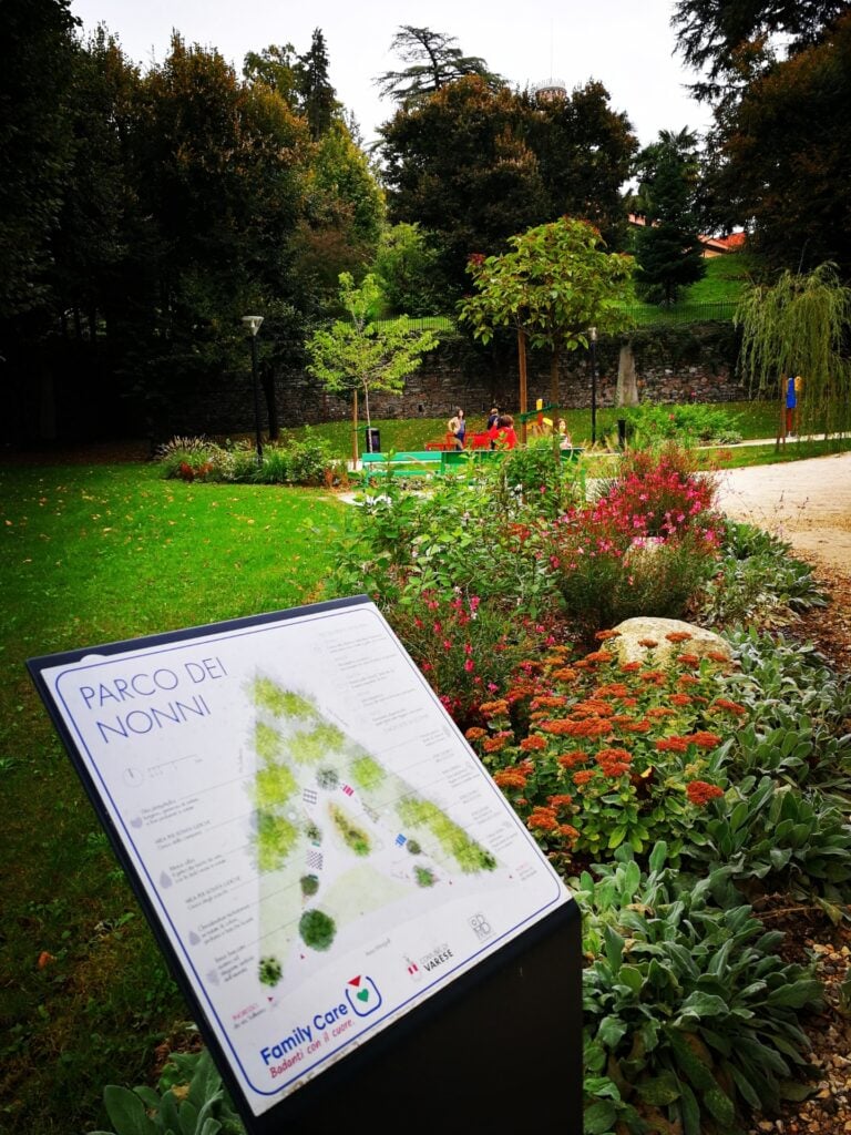 Il leggio con la mappa Parco dei Nonni Varese botta giardini terapeutici