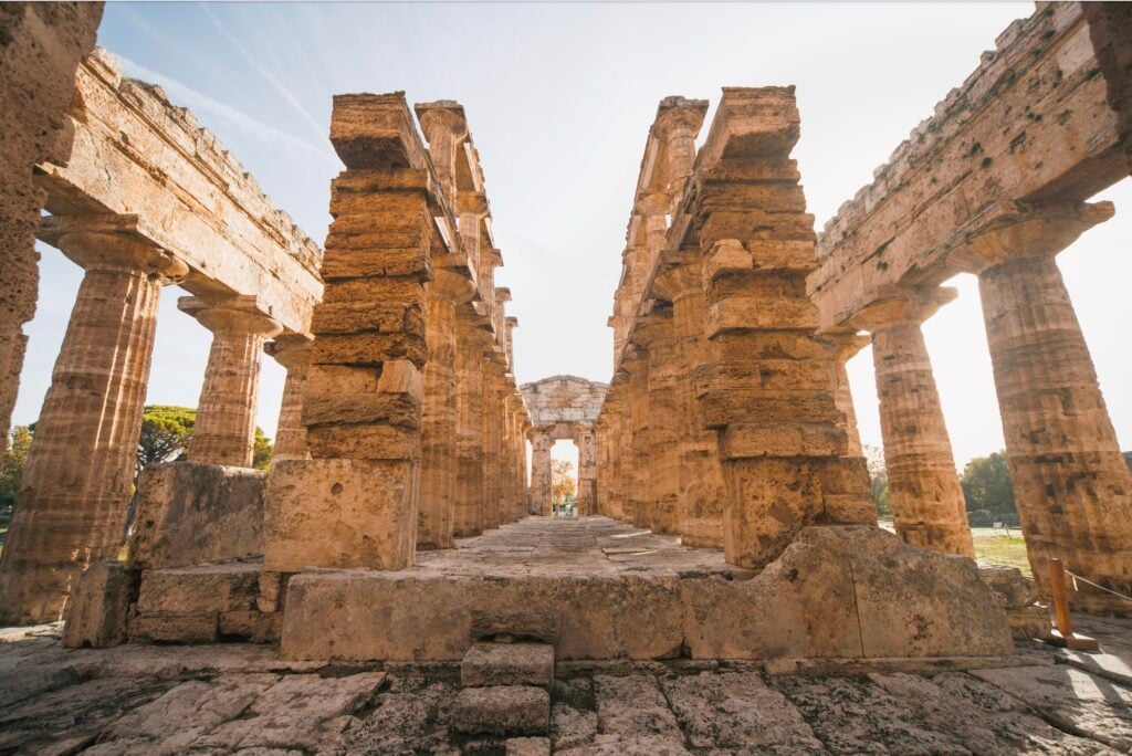 Il tempio di Nettuno nell'area archeologica di Paestum sfondo della Agropoli_Paestum Marathon