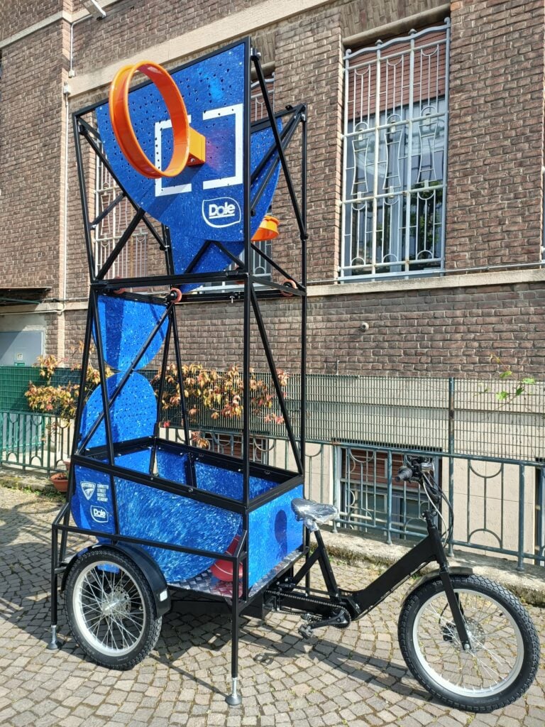 Due artisti americani hanno inventato un campo da basket a pedali che ora arriva a Milano per rigenerare le periferie