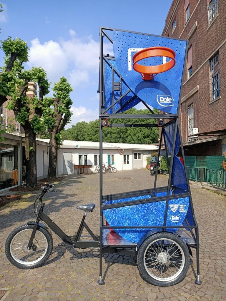 Due artisti americani hanno inventato un campo da basket a pedali che ora arriva a Milano per rigenerare le periferie