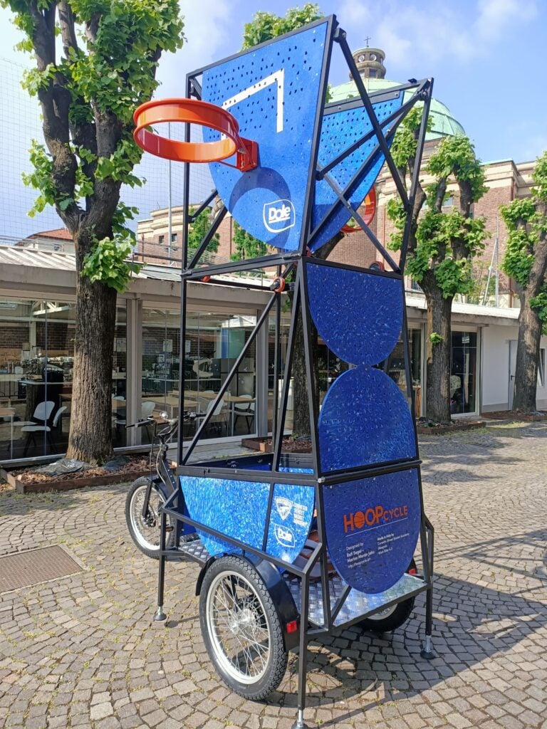 Due artisti americani hanno inventato un campo da basket a pedali che ora arriva a Milano per rigenerare le periferie