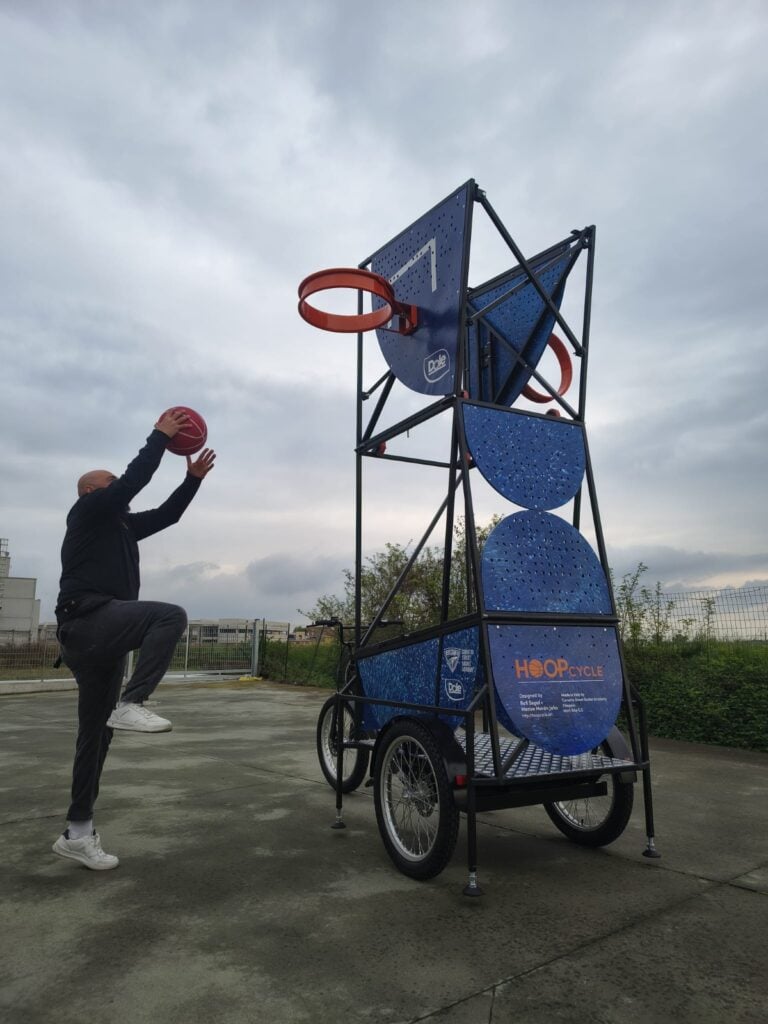 Due artisti americani hanno inventato un campo da basket a pedali che ora arriva a Milano per rigenerare le periferie
