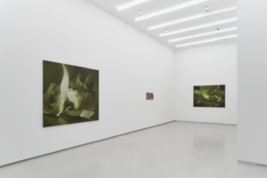 A Milano c’è una mostra che si muove in equilibrio tra violenza e cura. Gli artisti ce la raccontano