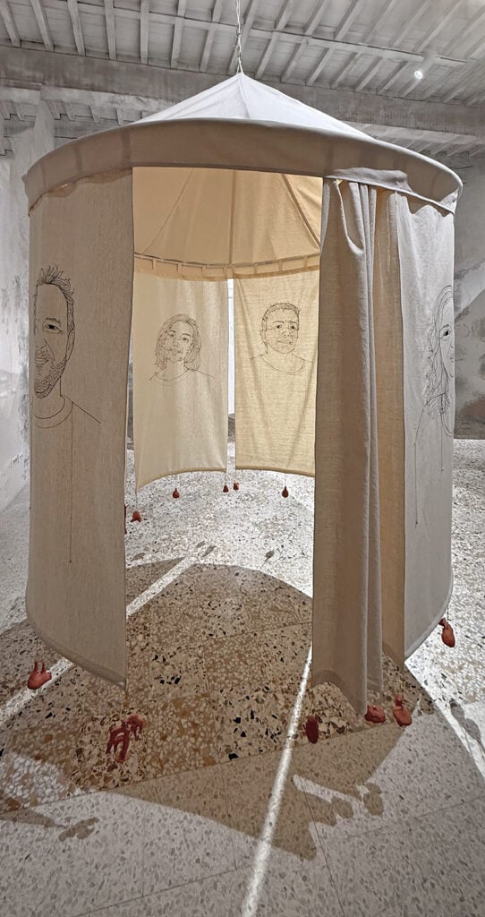 Lucy Orta, Trame di Comunit&agrave;, Installation view a CasermArcheologica, ph. Ilvio Gallo