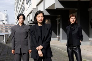 Nel Padiglione Germania alla Biennale di Venezia un gruppo di donne riflette sulle rovine del passato per capire il mondo