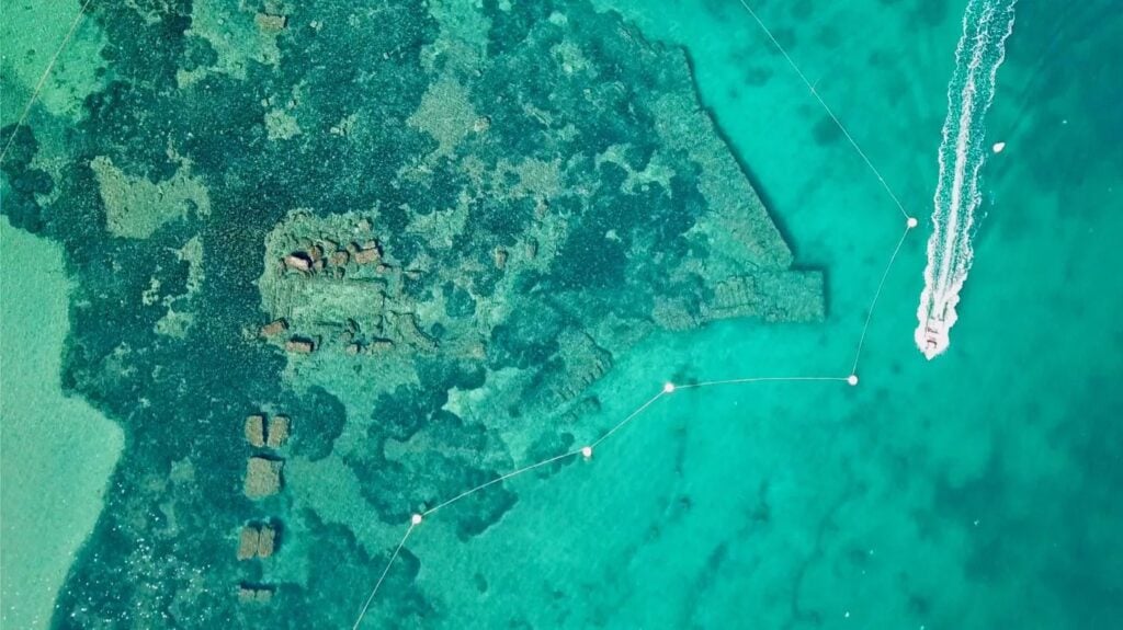 Mappa delle nuove scoperte archeologiche ad aprile 2026: mosaici nel mare di Napoli, Iliade nell’Antico Egitto, navi romane in Svizzera