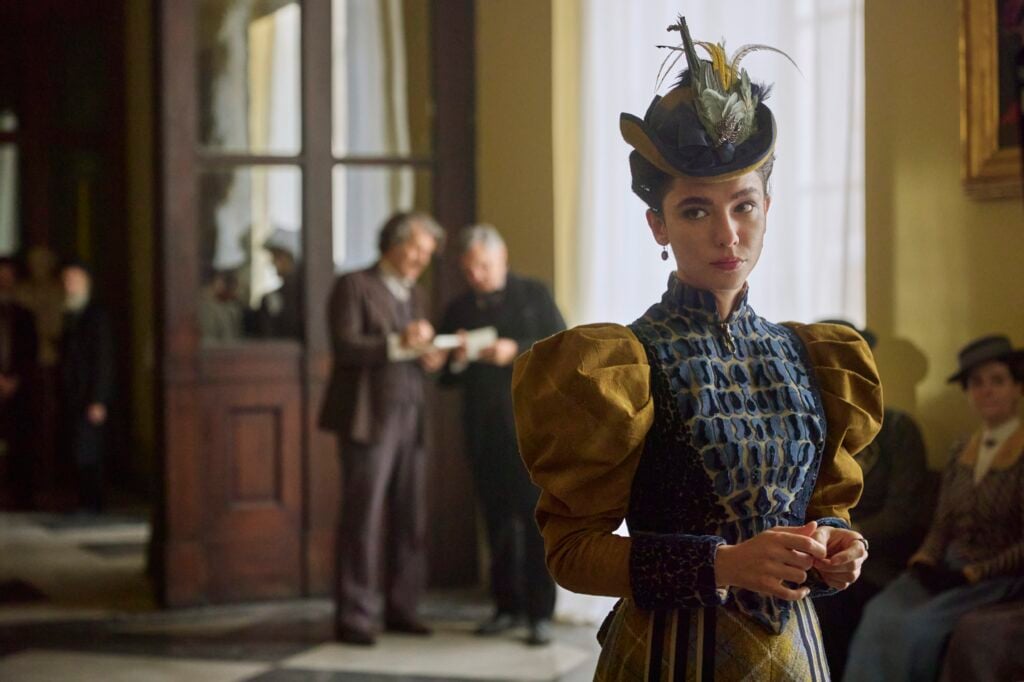 Insetti, abiti e ribellione: perch&eacute; "La legge di Lidia Po&euml;t" &egrave; diversa da tutte le altre serie in costume