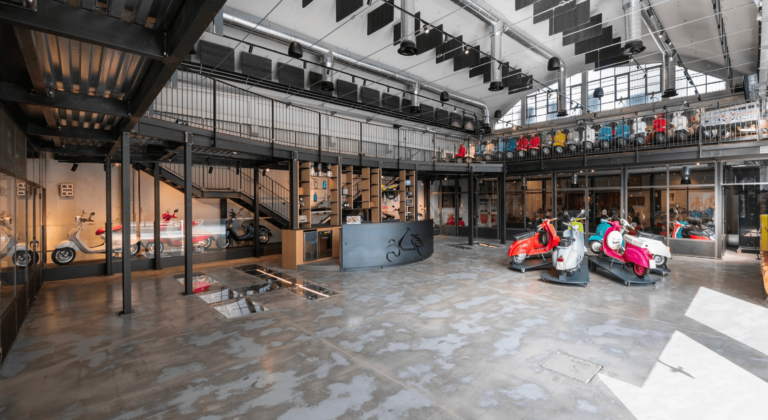 Collezionista di design e moto ha aperto un museo dedicato alla Vespa Piaggio a Milano: esemplari unici di 80 anni fa