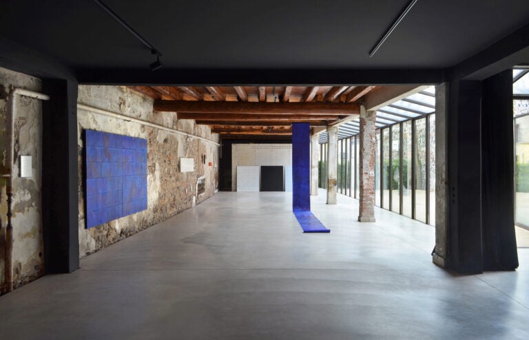 L'ombra delle lucciole, installation view, Atipografia, Arzignano, 2026. Photo Eleonora Vaccaretti