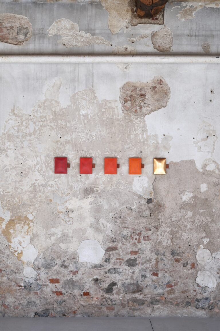 L'ombra delle lucciole, installation view, Atipografia, Arzignano, 2026. Photo Eleonora Vaccaretti