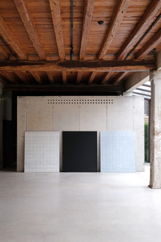 L'ombra delle lucciole, installation view, Atipografia, Arzignano, 2026. Photo Eleonora Vaccaretti